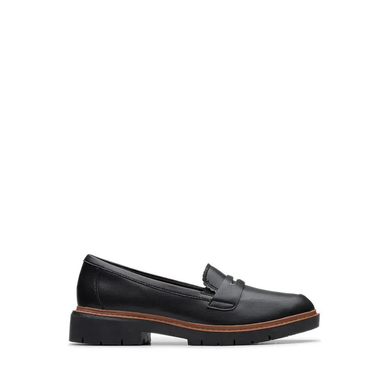 Tampilan sisi depan sepatu loafer kulit hitam wanita Clarks Westlynn Glow