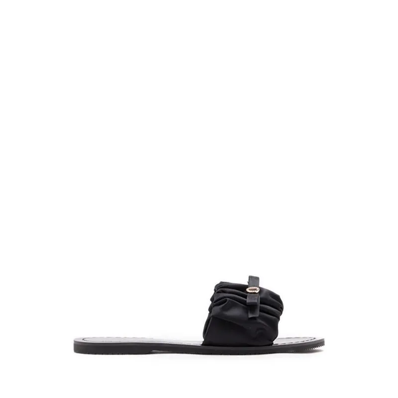 Sandal flat wanita warna hitam dengan hiasan pita dari koleksi Joy368