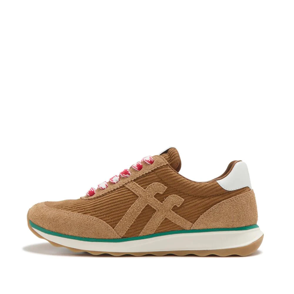 Memadukan gaya retro dan kenyamanan modern pada sepatu sneakers harian