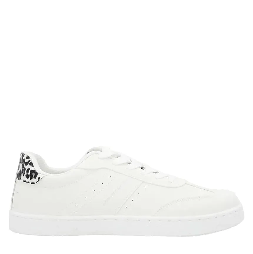Panduan padu padan sneaker putih kasual untuk gaya hidup urban harian