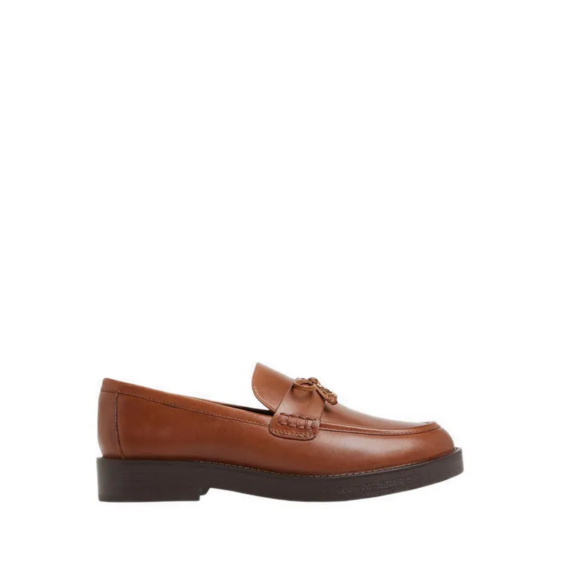 Panduan padu padan sepatu loafers klasik untuk gaya elegan harian