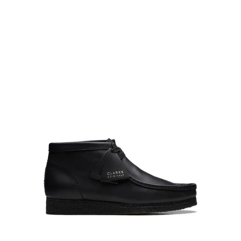Wallabee Boot Black Leather dari Clarks eksklusif di Joy368